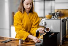 Met weinig moeite meer luxe in je huis vrouw thuis koffie aan het maken met een koffiemachine