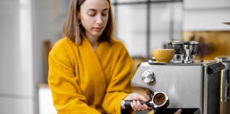 Met weinig moeite meer luxe in je huis vrouw thuis koffie aan het maken met een koffiemachine