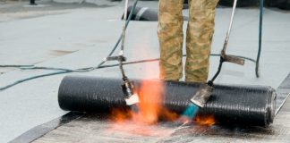 EPDM-dakbedekking, een goed idee? dakbedekker bezig op een dak