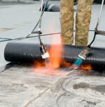 EPDM-dakbedekking, een goed idee? dakbedekker bezig op een dak
