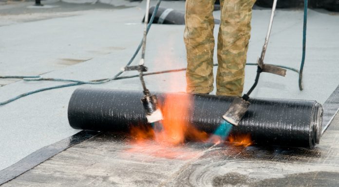 EPDM-dakbedekking, een goed idee? dakbedekker bezig op een dak