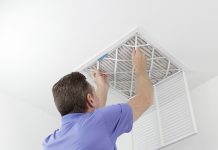 Hoe zorg je voor schone lucht thuis?  man vervangt luchtfilter