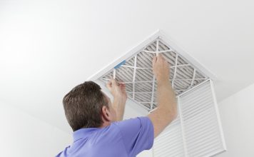 Hoe zorg je voor schone lucht thuis? man vervangt luchtfilter