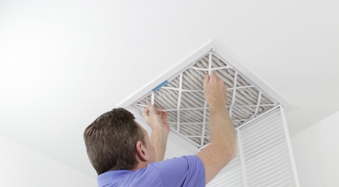 Hoe zorg je voor schone lucht thuis? man vervangt luchtfilter