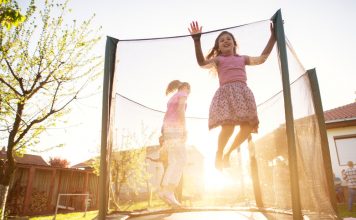 De mooiste spullen voor in jouw tuin voor in de zomer, vind je hier! trampoline in de tuin