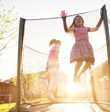 De mooiste spullen voor in jouw tuin voor in de zomer, vind je hier! trampoline in de tuin