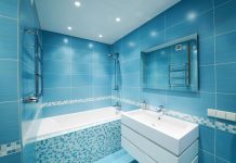 Hoe bespaar je water in de badkamer? blauwe badkamer