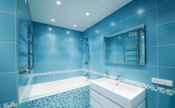 Hoe bespaar je water in de badkamer? blauwe badkamer