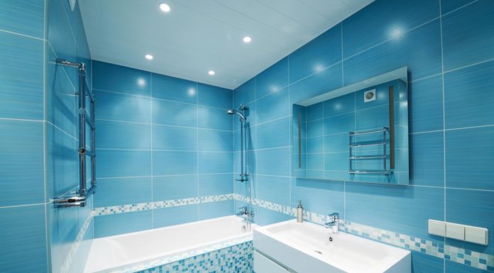 Hoe bespaar je water in de badkamer? blauwe badkamer