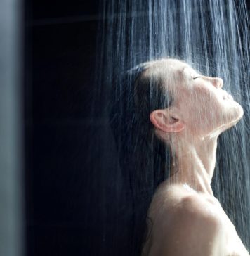 Duurzame badkamer vrouw aan het douchen