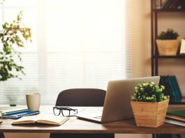 Werk slimmer met goede bureaumeubelen Werkplek met laptop thuis