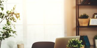 Werk slimmer met goede bureaumeubelen Werkplek met laptop thuis