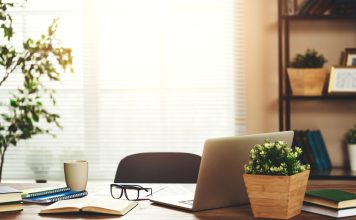 Werk slimmer met goede bureaumeubelen Werkplek met laptop thuis