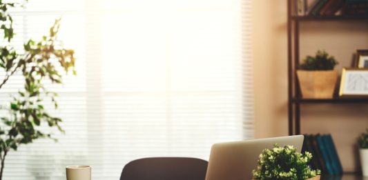 Werk slimmer met goede bureaumeubelen Werkplek met laptop thuis