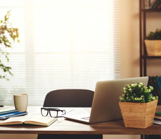 Werk slimmer met goede bureaumeubelen Werkplek met laptop thuis