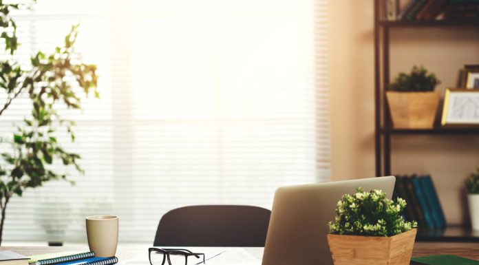 Werk slimmer met goede bureaumeubelen Werkplek met laptop thuis