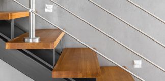 De essentiële elementen van trapontwerpen: van klassiek tot modern Moderne open trap met reling