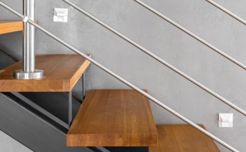 De essentiële elementen van trapontwerpen: van klassiek tot modern Moderne open trap met reling