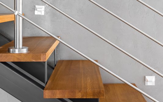 De essentiële elementen van trapontwerpen: van klassiek tot modern Moderne open trap met reling