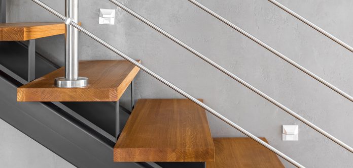 De essentiële elementen van trapontwerpen: van klassiek tot modern Moderne open trap met reling